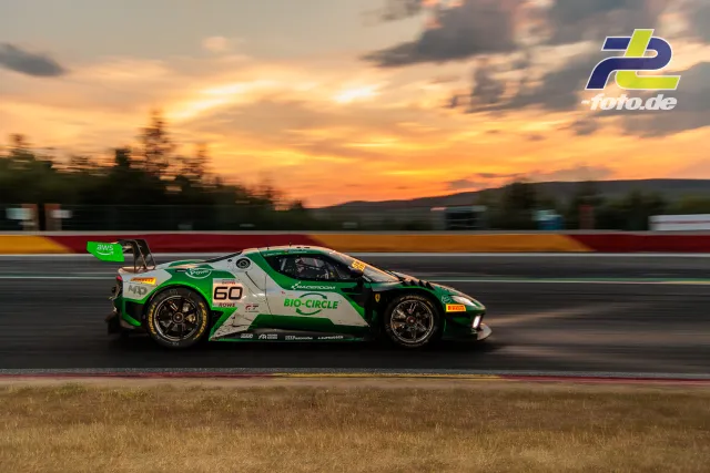 Ferrari 296 GT3 EVO Nr. 60 von JMW Motorsport bei Abenddämmerung in Spa-Francorchamps, aufgenommen als Mitzieher mit dramatischem Himmel.