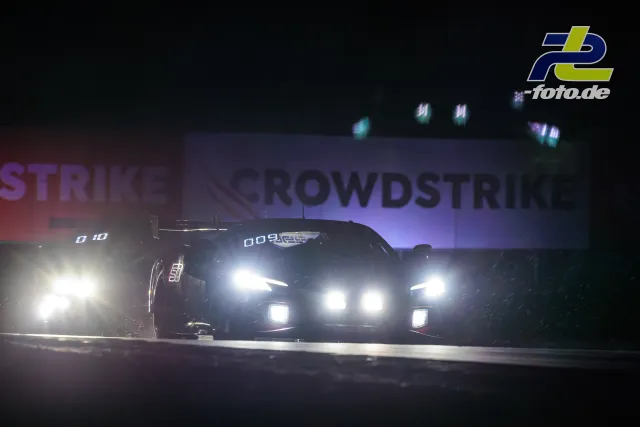 Ferrari 296 GT3 EVO #50 von AF Corse bei Nacht beim 24-Stunden-Rennen von Spa-Francorchamps, eindrucksvolle Beleuchtung im Dunkeln.