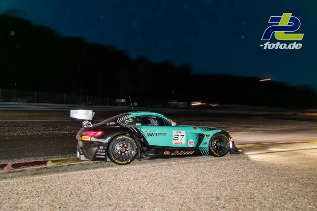 Mercedes-AMG GT3 EVO #87 von Winward Racing im Kiesbett bei Nacht während der 24 Stunden von Spa-Francorchamps.
