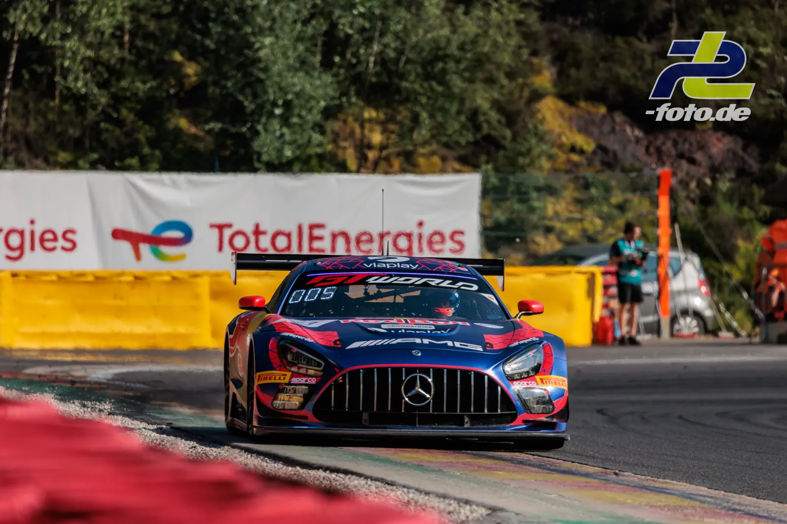 Mercedes-AMG GT3 EVO #3 in der Kurve beim 24-Stunden-Rennen von Spa-Francorchamps, Frontansicht mit blau-roter Lackierung.