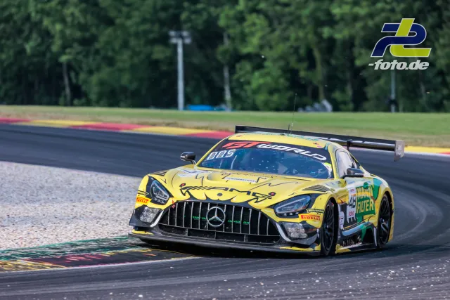 Mercedes-AMG GT3 EVO #48 in gelber Lackierung beim 24h-Rennen in Spa-Francorchamps, Ausgang einer Kurve über die Randsteine.