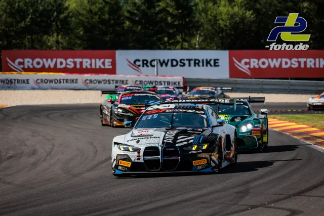 BMW M4 GT3 EVO Nr. 30 von Team WRT führt Fahrzeuggruppe durch Kurve beim 24-Stunden-Rennen von Spa-Francorchamps.