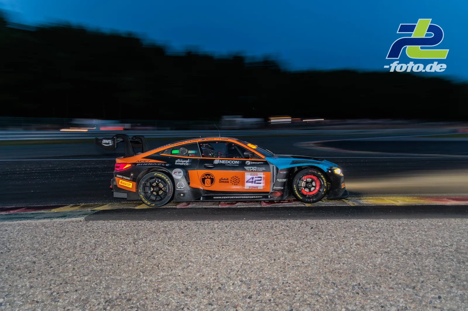 BMW M4 GT3 EVO in der Abenddämmerung auf der Strecke in Spa-Francorchamps während der 24 Stunden von Spa, aufgenommen als Mitzieher.