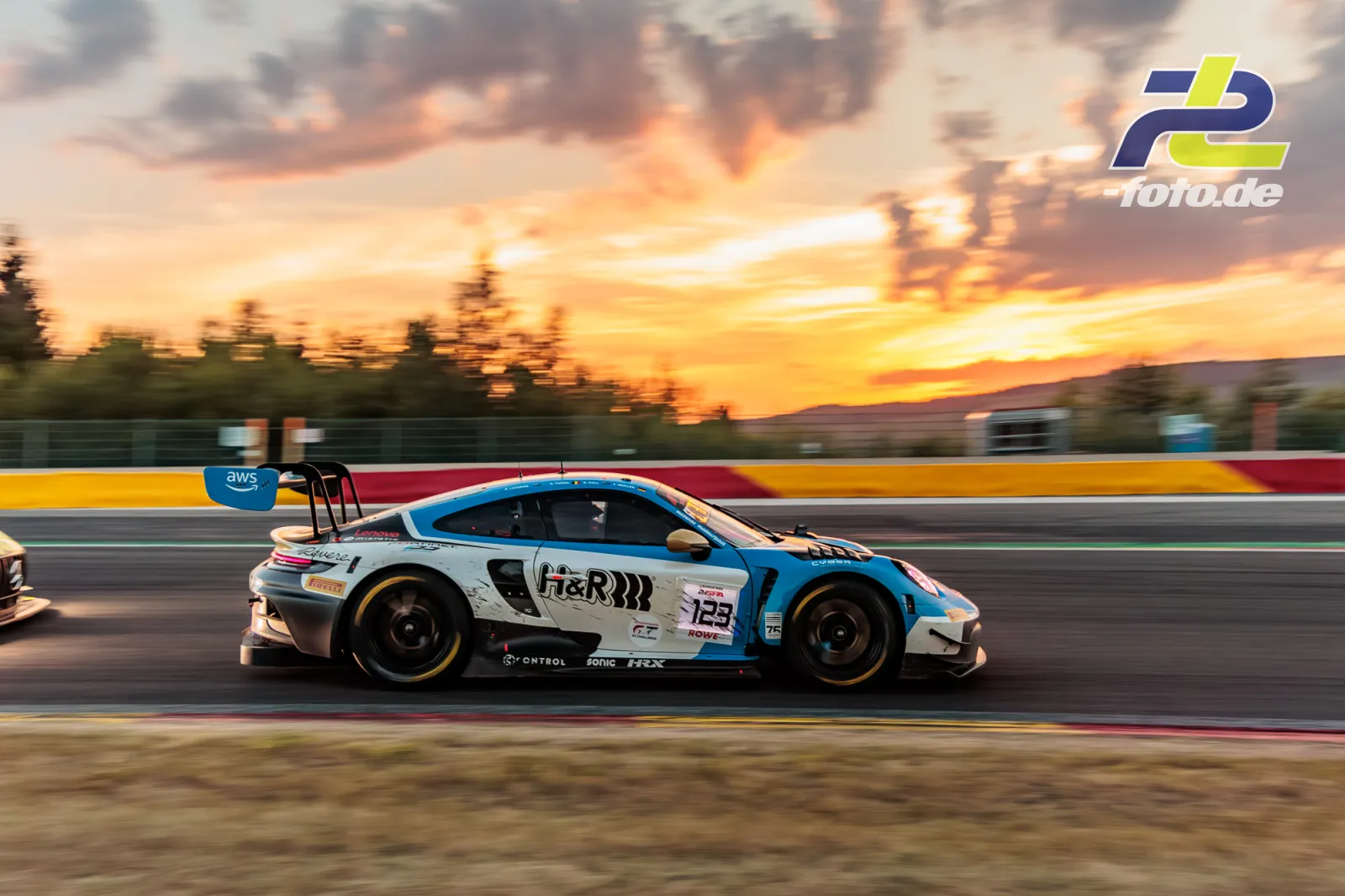Porsche 911 GT3 R (992) EVO von Muehlner Motorsport beim 24-Stunden-Rennen von Spa im Mitzieher bei Sonnenuntergang