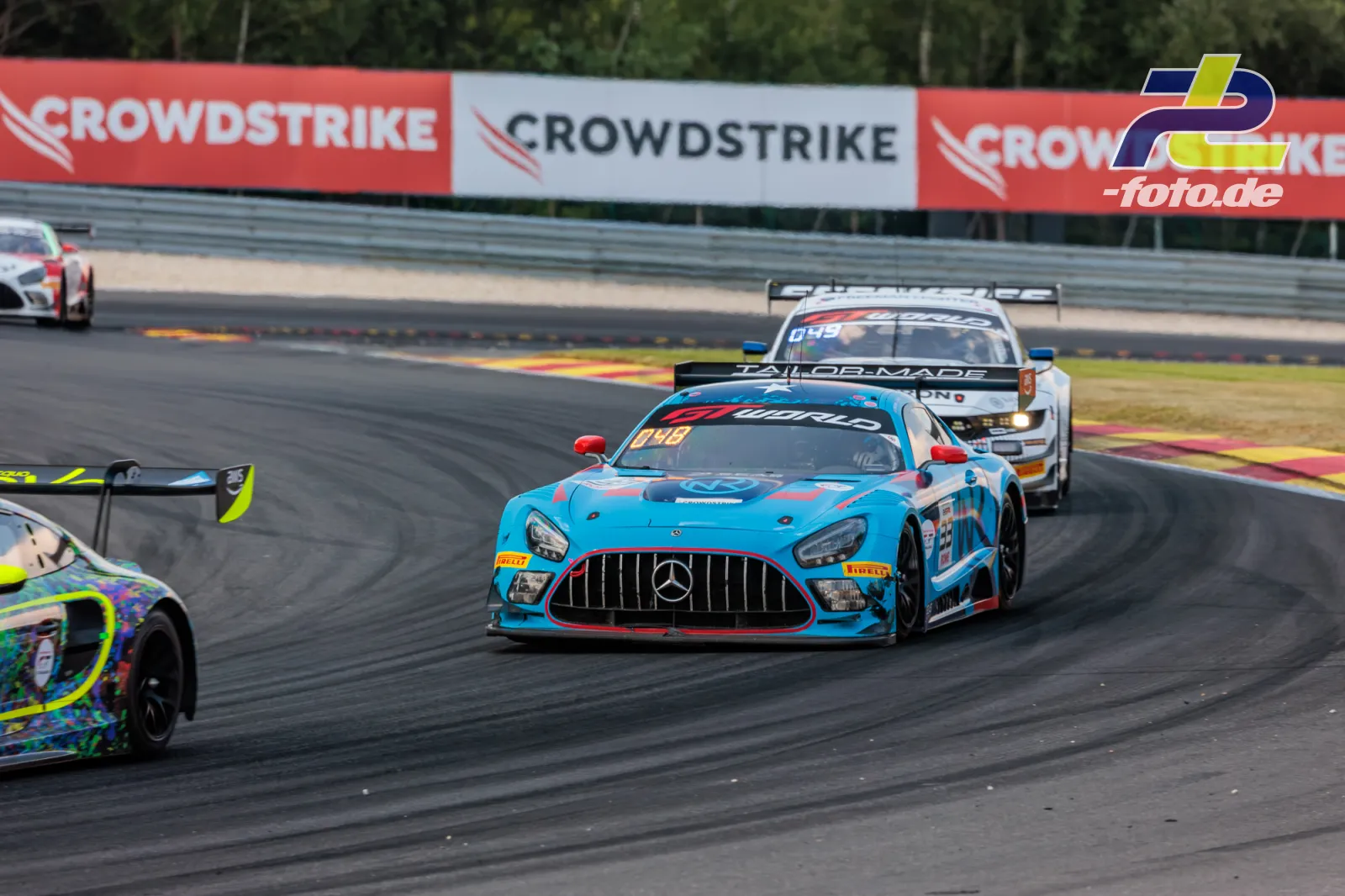 Mercedes-AMG GT3 EVO #33 von 2Seas Motorsport in Türkis beim 24h-Rennen von Spa-Francorchamps, in Kurve vor Verfolgerfeld.