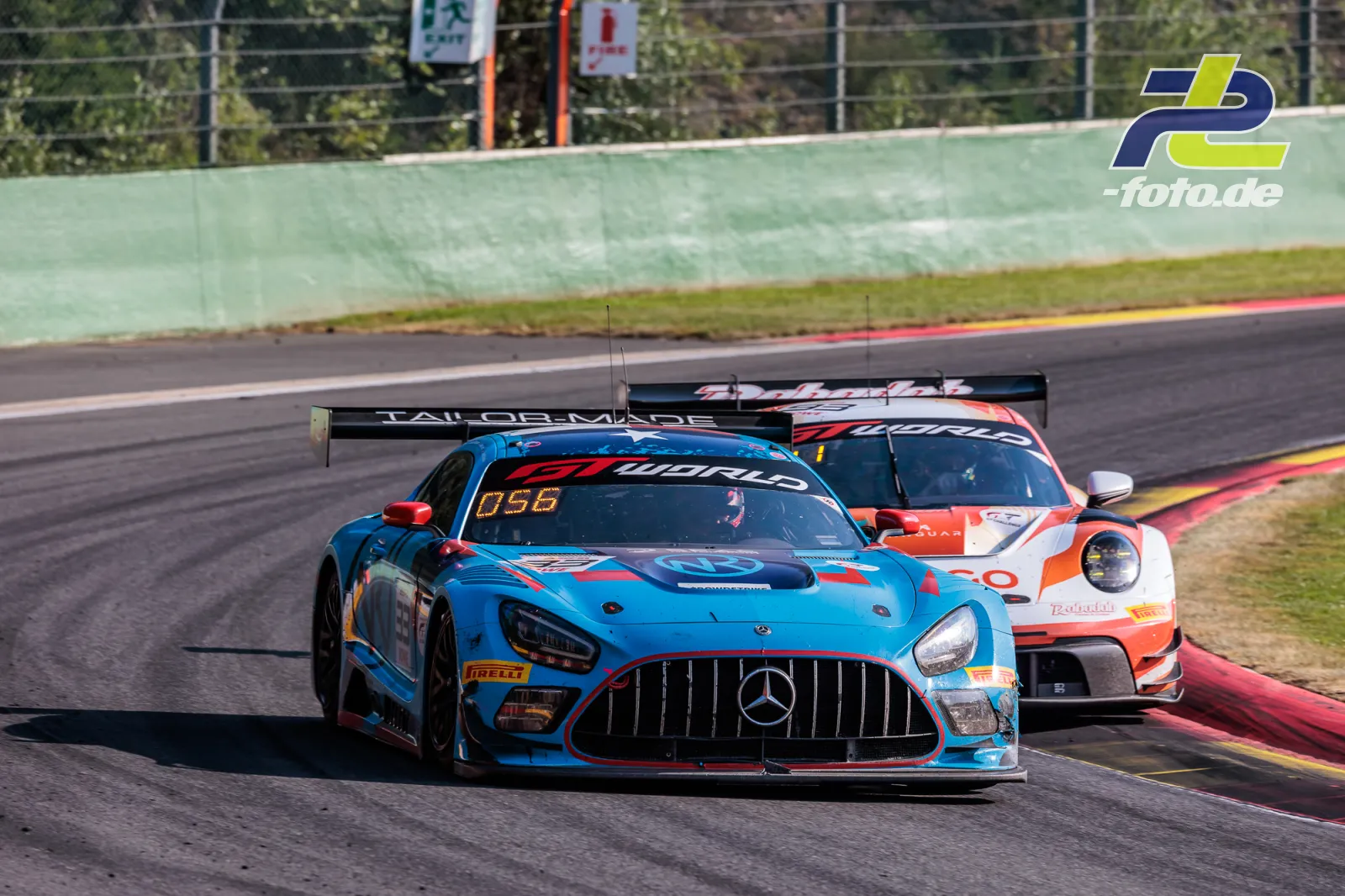 Mercedes-AMG GT3 EVO #33 von 2Seas Motorsport in Blau vor einem Porsche während der 24 Stunden von Spa auf der Rennstrecke Spa-Francorchamps.