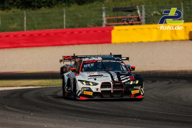 BMW M4 GT3 EVO von Team WRT in Kurve auf der Rennstrecke Spa-Francorchamps während der 24 Stunden von Spa.