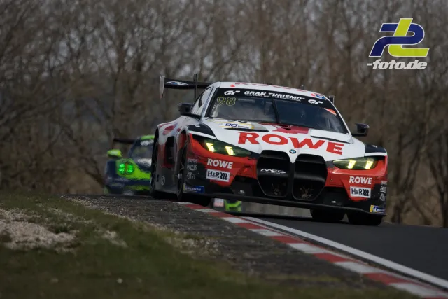 BMW M4 GT3 mit ROWE-Lackierung führt auf der Nordschleife vor einem weiteren GT3-Fahrzeug