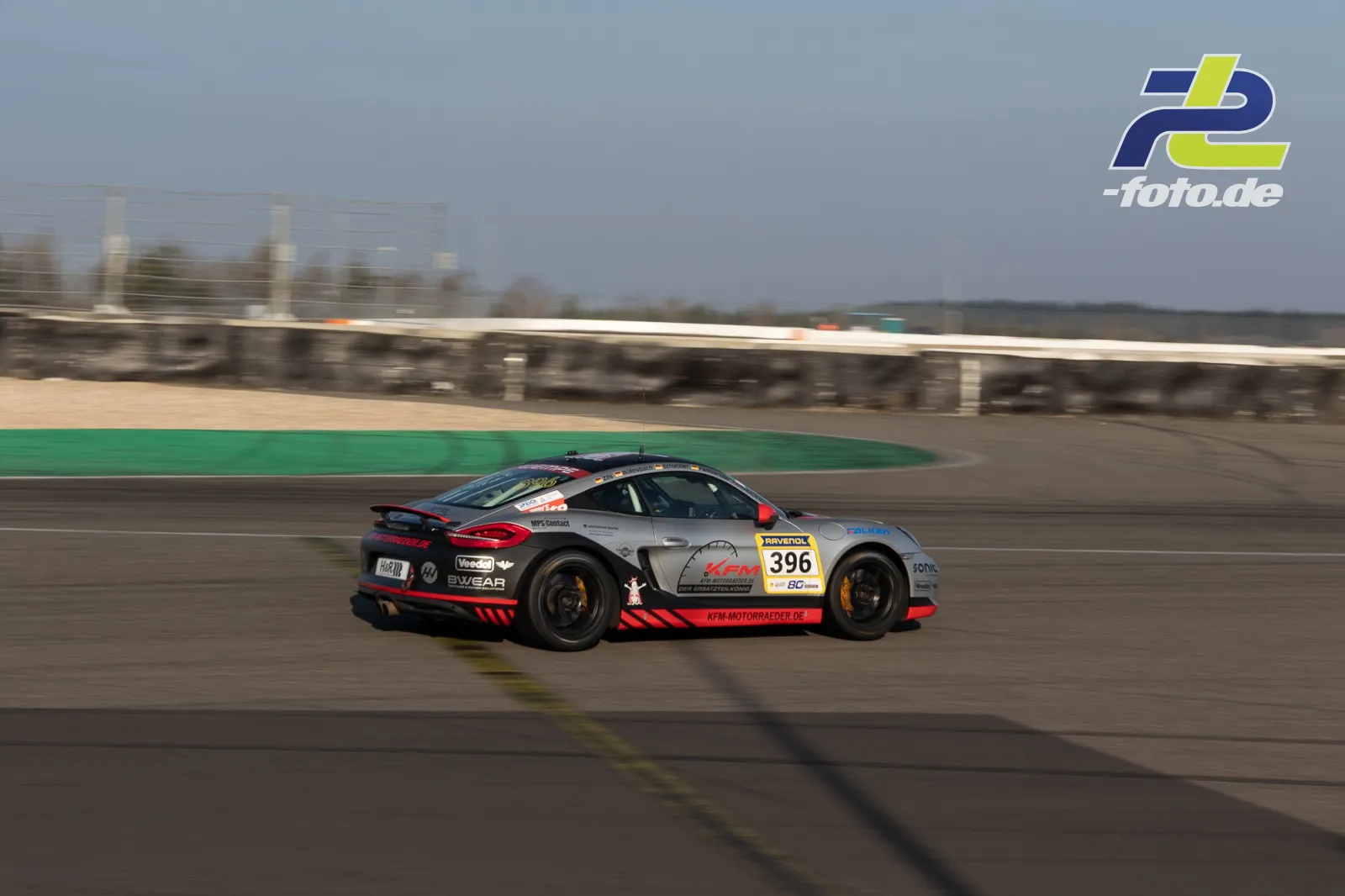Porsche Cayman mit Startnummer 396 in schneller Kurvenfahrt beim Zeittraining auf dem Nürburgring