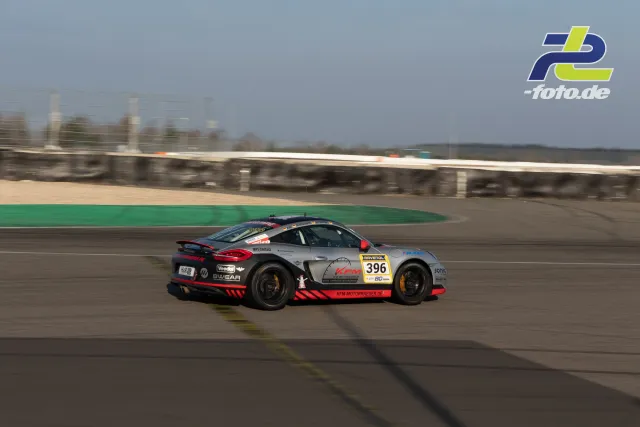Porsche Cayman mit Startnummer 396 in schneller Kurvenfahrt beim Zeittraining auf dem Nürburgring