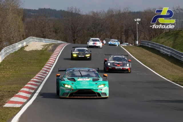Rennszene mit mehreren GT-Fahrzeugen auf der Nordschleife des Nürburgrings während des ADAC Barbarossapreises.