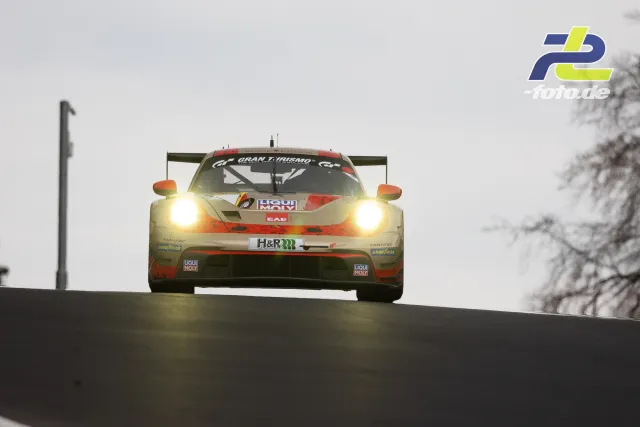 GT3-Rennwagen mit Lichtern in Kuppe während des 58. ADAC Barbarossapreis am Nürburgring bei bedecktem Wetter