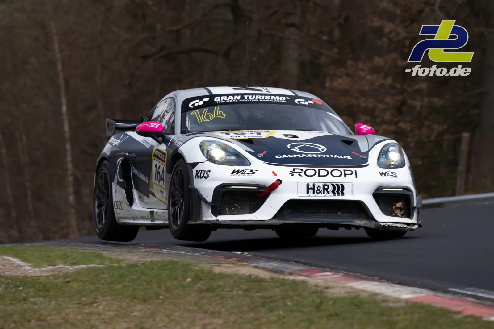 Porsche Cayman GT4 Clubsport Nr. 164 mit pinken Spiegelkappen in Kurvenlage auf der Nordschleife beim ADAC Barbarossapreis