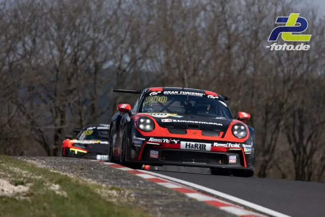 Porsche 911 GT3 Cup (Startnummer 900) in schwarz-rot auf der Nordschleife, gefolgt von einem weiteren Porsche