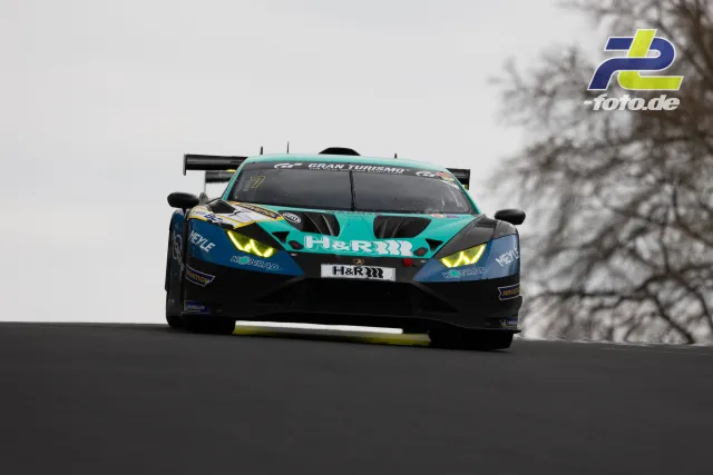 Lamborghini Huracán GT3 mit H&R-Lackierung über eine Kuppe am Nürburgring während des Rennens bei bedecktem Himmel.