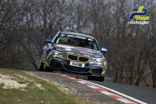 BMW M240i mit Startnummer 665 in grau-gelb-blauer Lackierung in Kurve auf dem Nürburgring beim ADAC Barbarossapreis.