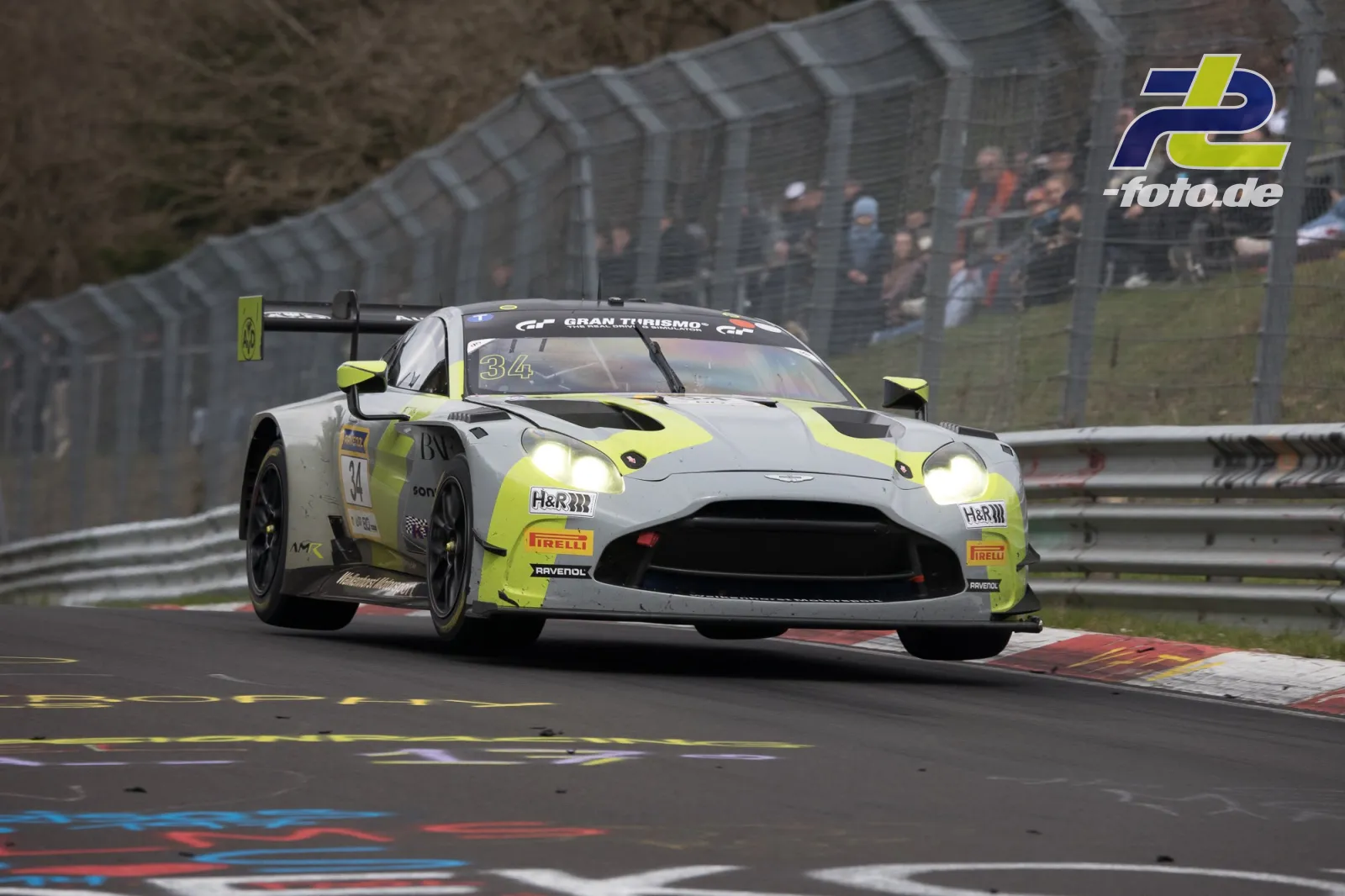 Aston Martin GT4 mit Startnummer 34 in weiß-neongelber Lackierung auf der Nordschleife des Nürburgrings