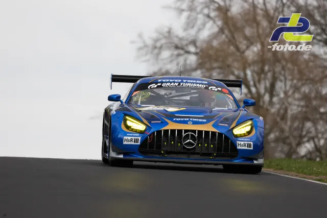 Mercedes-AMG GT3 in blauer Lackierung mit Startnummer 32 auf der Nordschleife bei bewölktem Wetter.