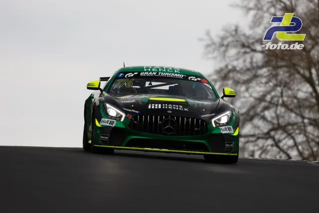 Mercedes-AMG GT3 in grün-neongelber Lackierung von Hans Henek auf der Kuppe der Nordschleife, NLS 2 Rennen.