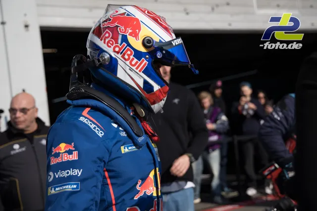 Max Verstappen mit Red Bull-Helm und -Overall in der Boxengasse am Nürburgring während des ADAC Barbarossapreises.