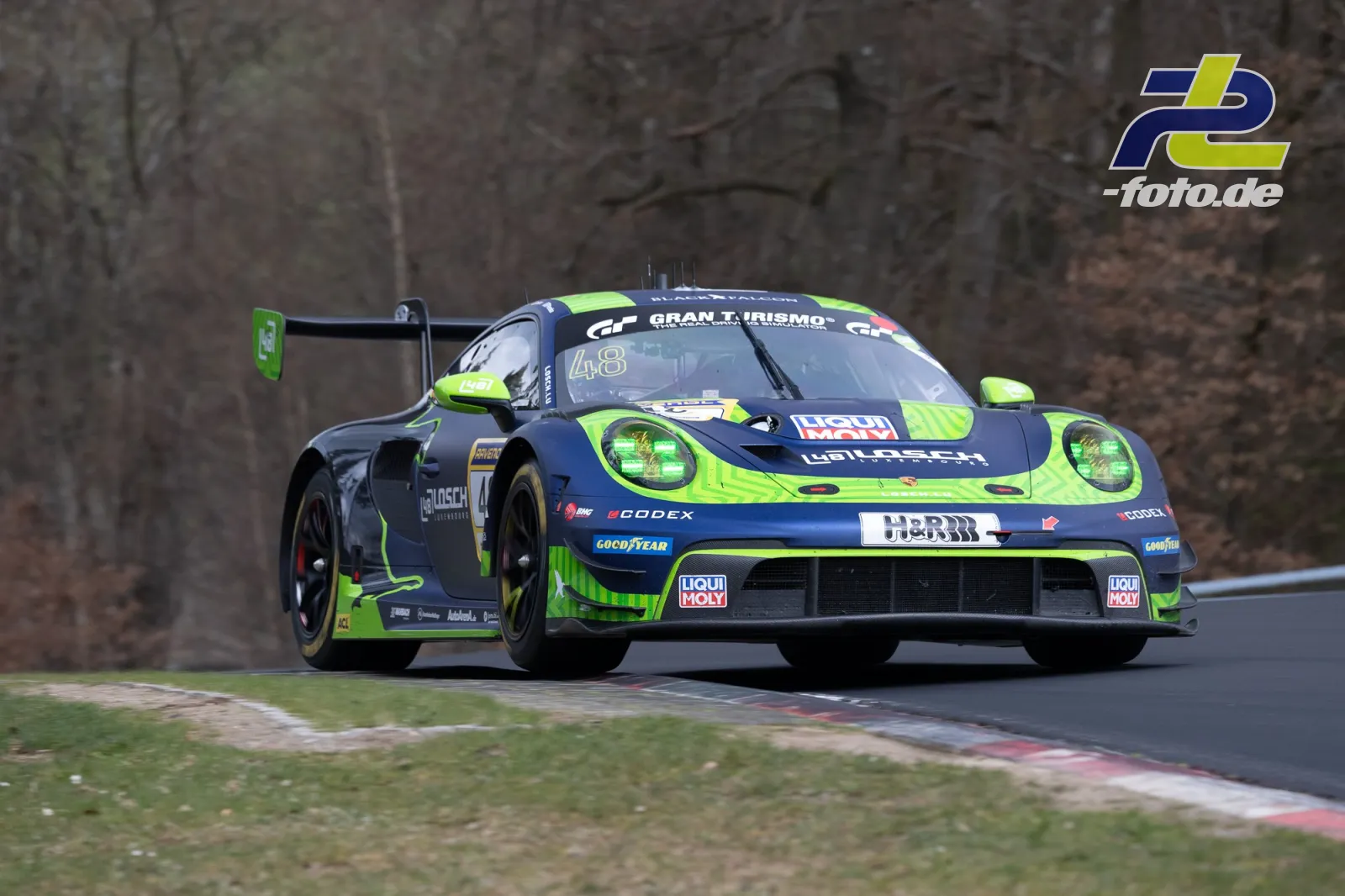 Porsche 911 GT3 R #48 in dunkelblau-neongrüner Lackierung auf der Nordschleife beim 58. ADAC Barbarossapreis der NLS.
