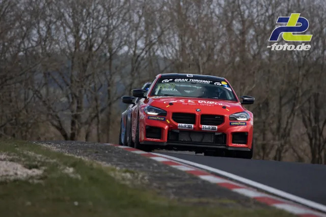Roter BMW M2 GT4 auf der Nordschleife während des ADAC Barbarossapreis, Frontalansicht vor Baum-Kulisse