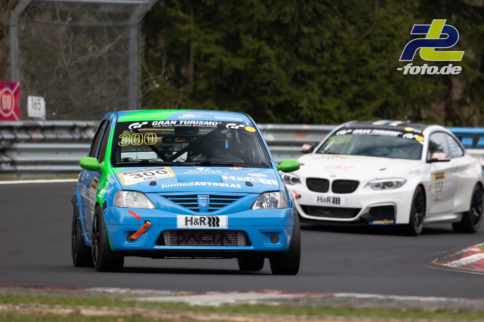 Dacia Logan mit Startnummer 300 vor einem BMW auf der Nordschleife beim NLS-Rennen am Nürburgring.