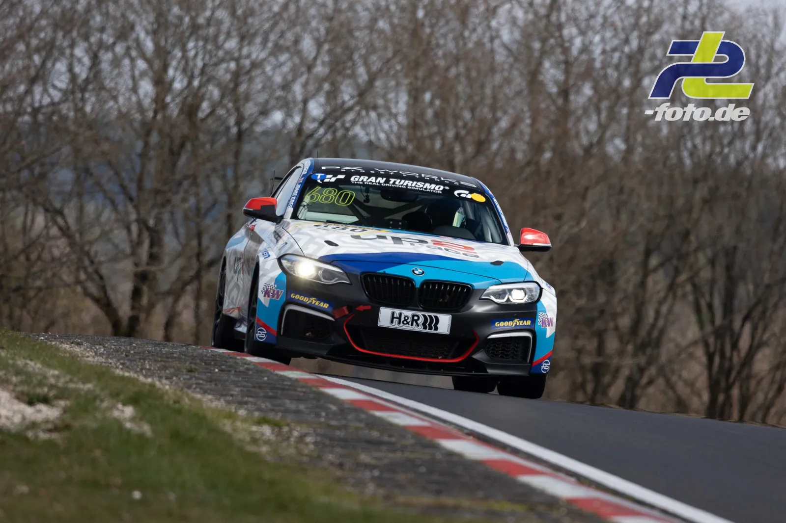 BMW M240i Racing mit Startnummer 680 auf der Nordschleife, Frontansicht über Kuppe im Rennen