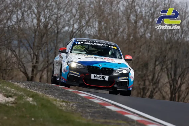 BMW M240i Racing mit Startnummer 680 auf der Nordschleife, Frontansicht über Kuppe im Rennen