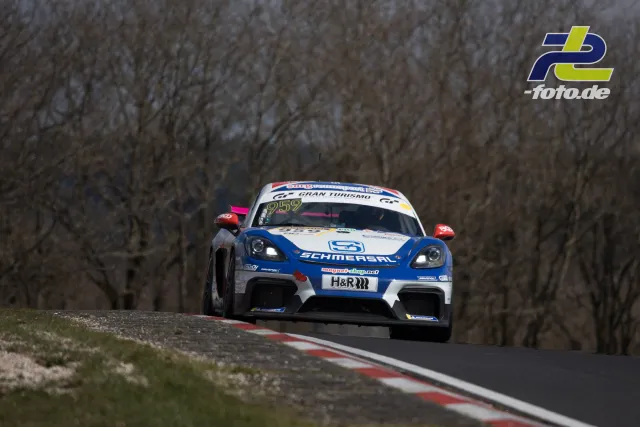 Porsche Cayman GT4 Clubsport Nr. 959 fliegt über die Kuppe der Nordschleife beim NLS-Rennen am Nürburgring.