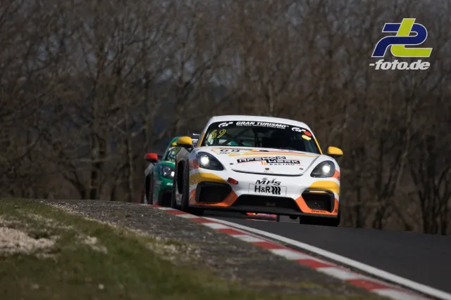 Porsche Cayman GT4 Nr. 622 in Kuppe auf der Nordschleife, gefolgt von einem zweiten Rennwagen im Hintergrund.