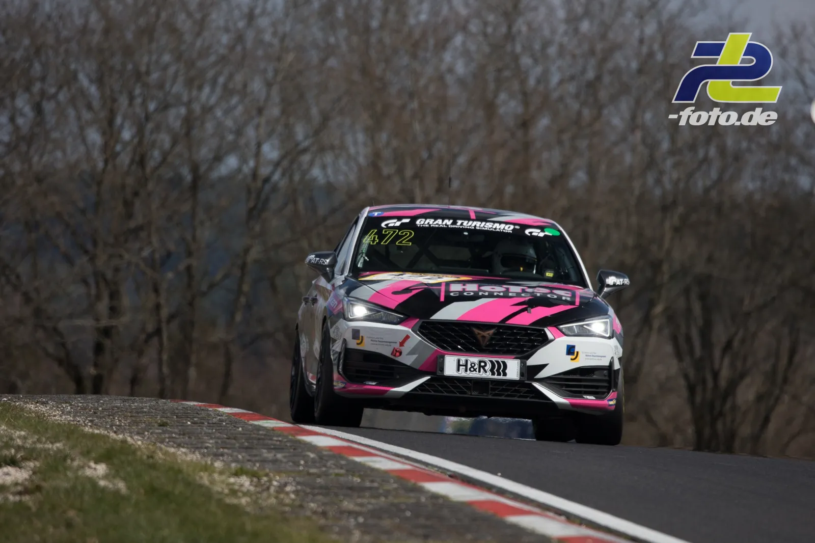 Rennwagen #172 mit pink-weißer Lackierung auf Kuppe der Nürburgring-Nordschleife beim NLS-Rennen