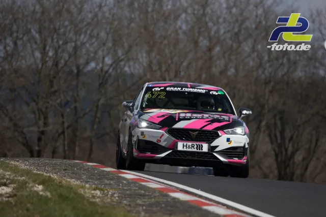 Rennwagen #172 mit pink-weißer Lackierung auf Kuppe der Nürburgring-Nordschleife beim NLS-Rennen
