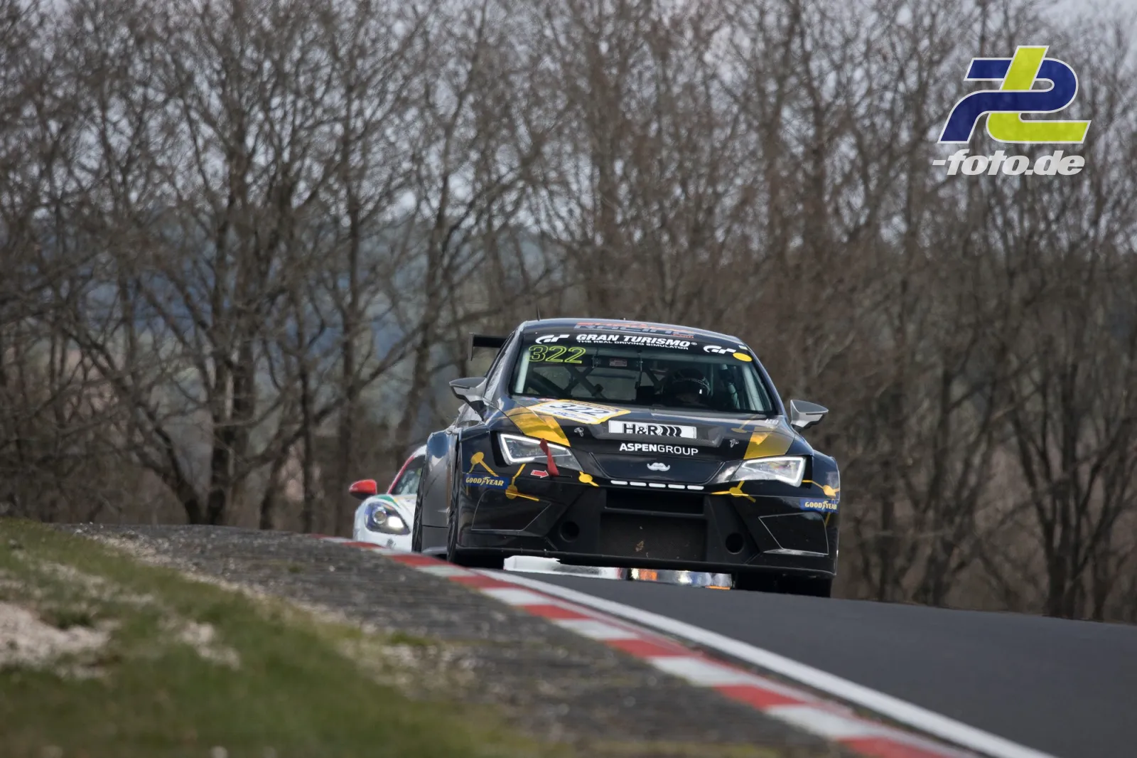 CUPRA TCR mit Startnummer 822 in voller Fahrt auf der Nordschleife, im Hintergrund kahle Bäume und ein weiteres Fahrzeug.