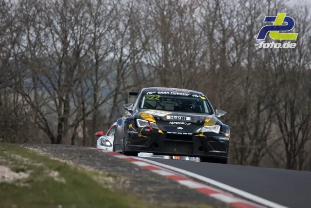 CUPRA TCR mit Startnummer 822 in voller Fahrt auf der Nordschleife, im Hintergrund kahle Bäume und ein weiteres Fahrzeug.