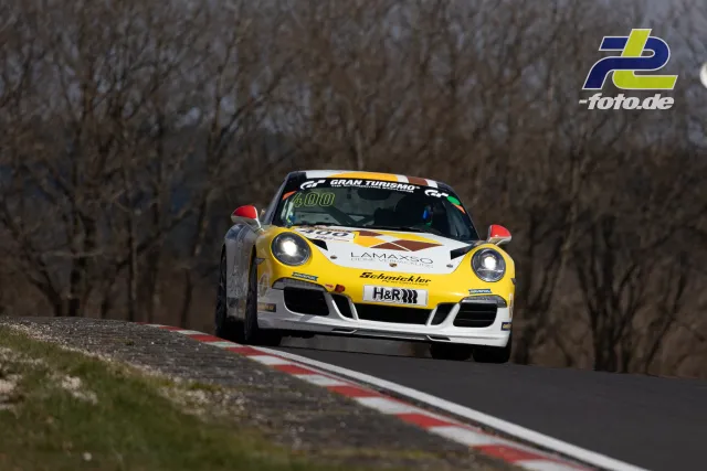 Porsche 911 Cup #400 in Weiß-Gelb über eine Kuppe auf der Nürburgring Nordschleife beim 58. ADAC Barbarossapreis.