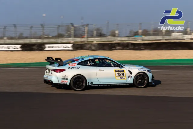BMW M4 GT4 mit Startnummer 189 in hellblau-weißer Lackierung auf der Geraden des Nürburgrings im Zeittraining.