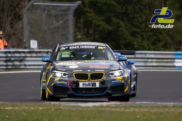 BMW M240i Racing in grau-gelber Lackierung mit Startnummer 665 auf der Nürburgring-Nordschleife, frontal während des Rennens