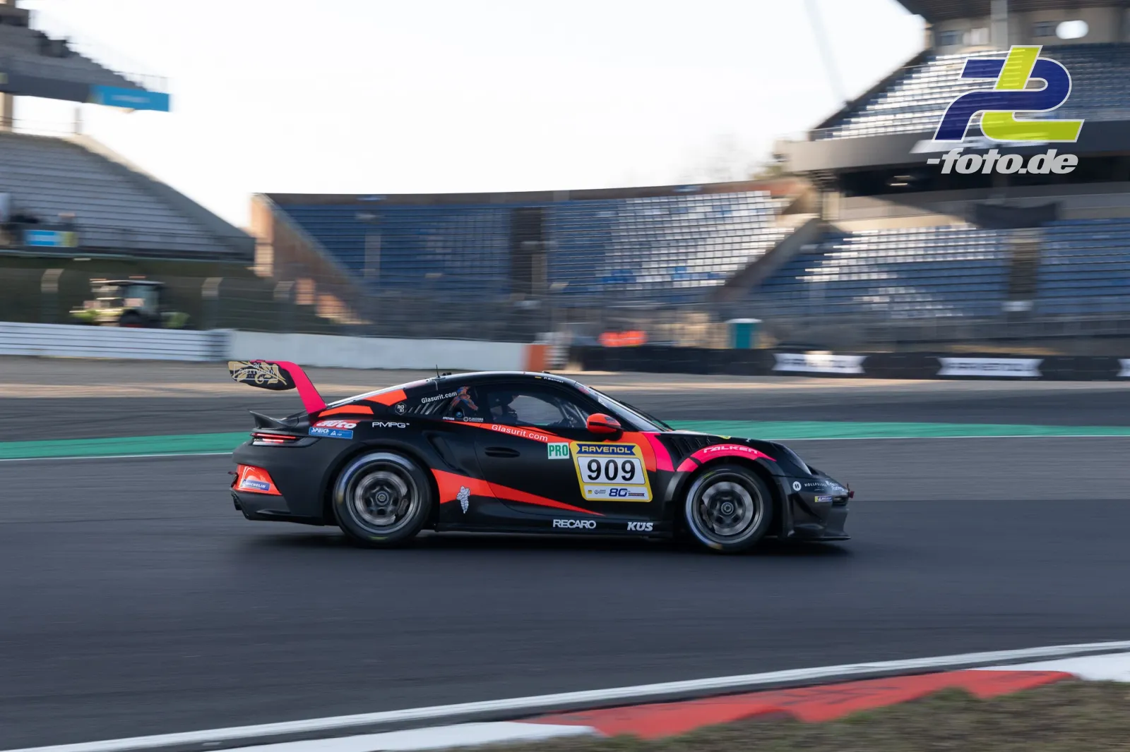 Porsche 911 GT3 Cup mit Startnummer 909 in schwarz-roter Lackierung beim Zeittraining auf dem Nürburgring.