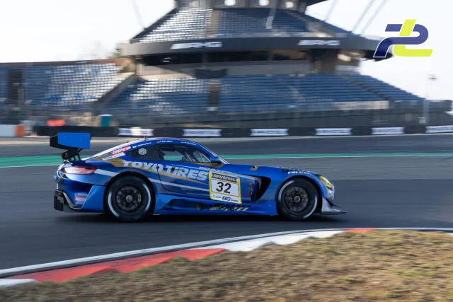 Blauer Mercedes-AMG GT3 mit Startnummer 32 in der Boxengasse des Nürburgrings während des Zeittrainings.