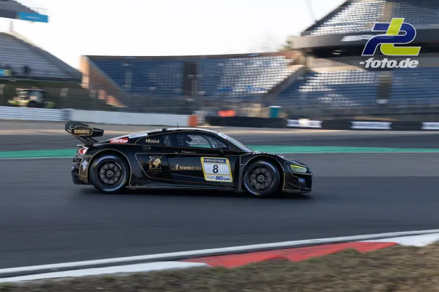 Audi R8 LMS GT3 mit Startnummer 8 in schwarz-goldener Lackierung im Zeittraining auf dem Nürburgring.