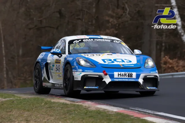 Porsche 718 Cayman GT4 Clubsport in blau-weißer BCO-Lackierung bei der NLS auf der Nordschleife, fahrend durch Kurve.