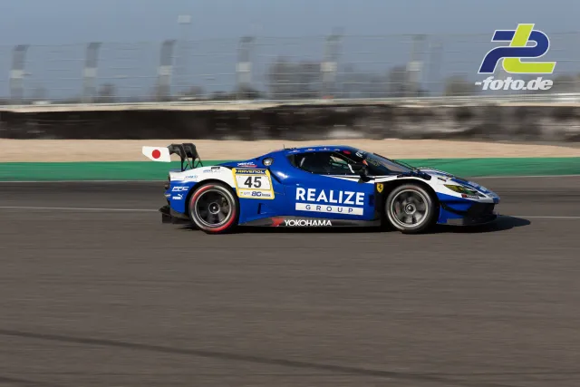 Ferrari Nummer 45 in blau-weißer REALIZE GROUP Lackierung auf dem Nürburgring als Mitzieher.