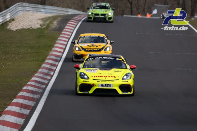 Dichtes Feld in der Kurvenkombination mit gelbem Porsche Cayman, orangem Porsche 718 und grünem BMW im Hintergrund