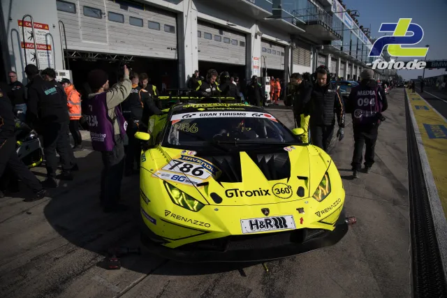 Neongelber Lamborghini Huracán GT3 Evo mit Startnummer 36 wird in der Boxengasse des Nürburgrings geschoben.