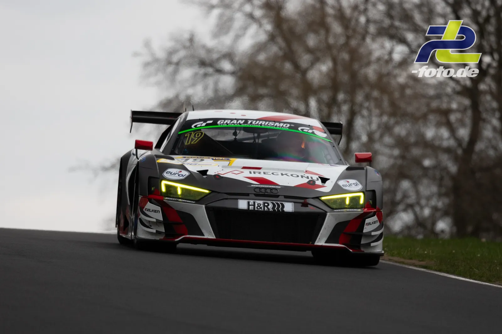 Audi R8 LMS GT3 Evo II mit Startnummer 19 über die Kuppe fahrend beim NLS-Lauf am Nürburgring