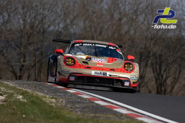 Porsche 911 GT3 R in beige-roter Lackierung auf der Kuppe einer Nordschleifen-Passage während des NLS-Rennens