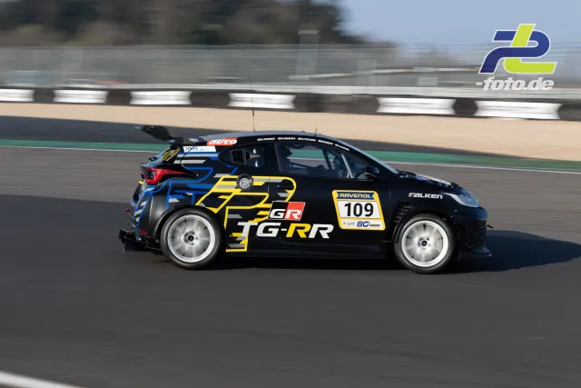 Toyota GR Yaris mit Startnummer 109 im Mitzieher während des Zeittrainings auf dem Nürburgring
