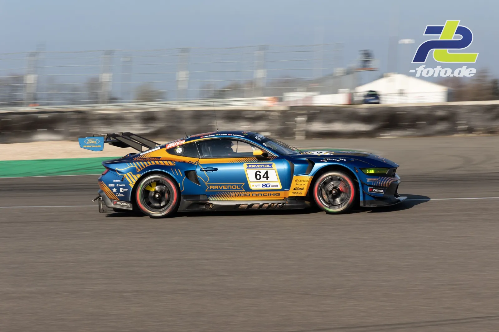 Ford Mustang #64 von BG Racing in blau-oranger Lackierung als Mitzieher auf dem Nürburgring beim 58. ADAC Barbarossapreis.