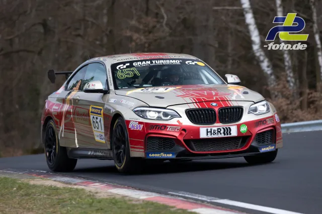 BMW M240i Racing mit rot-weißer MoTec-Lackierung in Kurvenfahrt auf der Nordschleife beim ADAC Barbarossapreis
